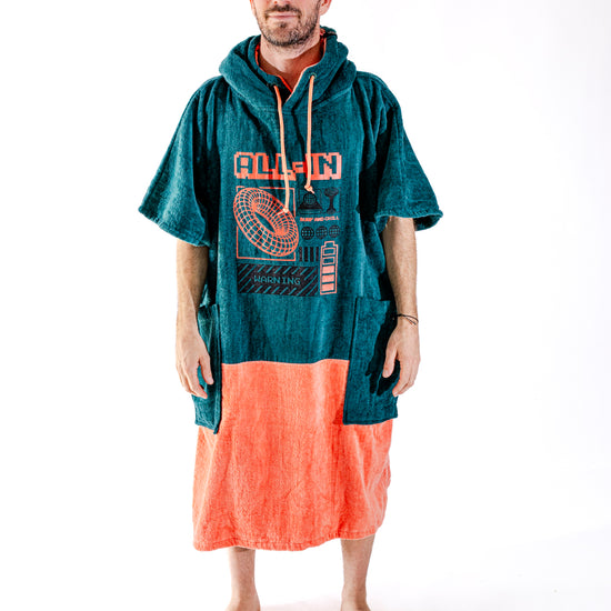 Poncho surf adulte ALL-IN Y2K vue de face, coloris bleu pétrole et corail, imprimé rétro Y2K