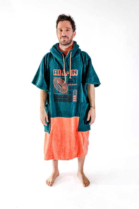 Poncho surf adulte ALL-IN Y2K vue de face, coloris bleu pétrole et corail, imprimé rétro Y2K