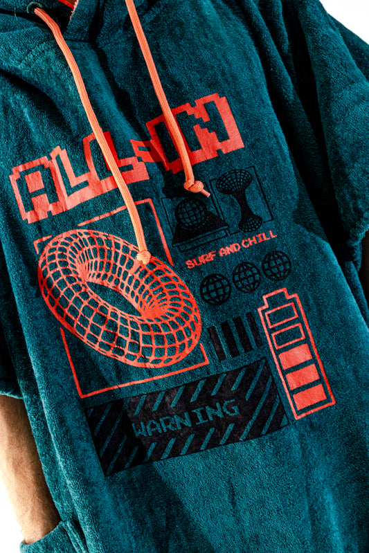 Détail imprimé rétro Y2K et logo ALL-IN brodé sur poncho surf adulte, coloris bleu pétrole