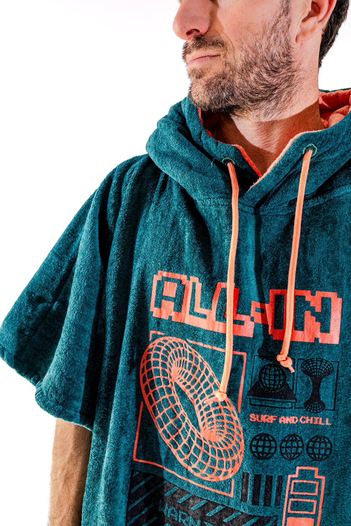 Détail capuche du poncho surf adulte ALL-IN Y2K, cordon corail contrasté, motif rétro Y2K