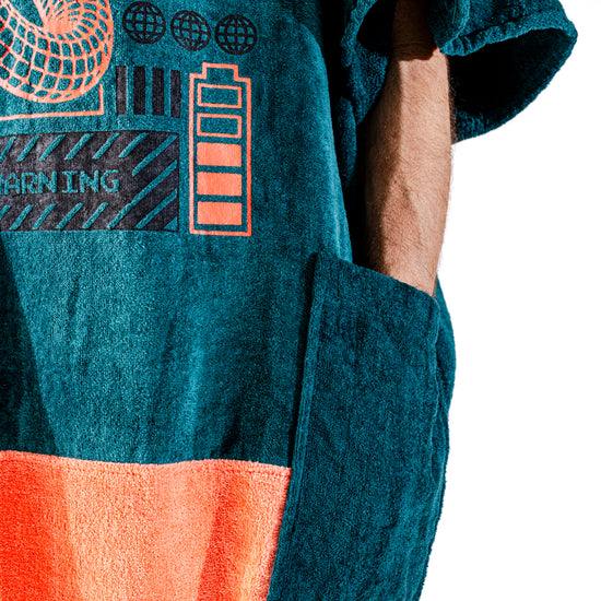 Détail poches du poncho surf adulte ALL-IN Y2K, bas corail contrasté, tissu 100% coton éponge