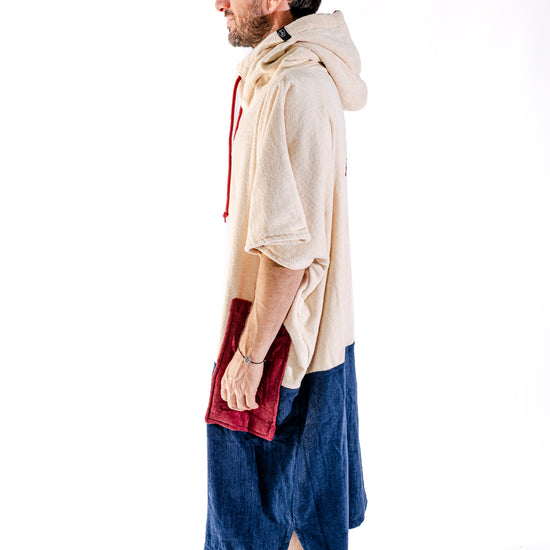 Poncho de bain à capuche ALL-IN Yacht Club – vue de profil – coloris écru et bleu