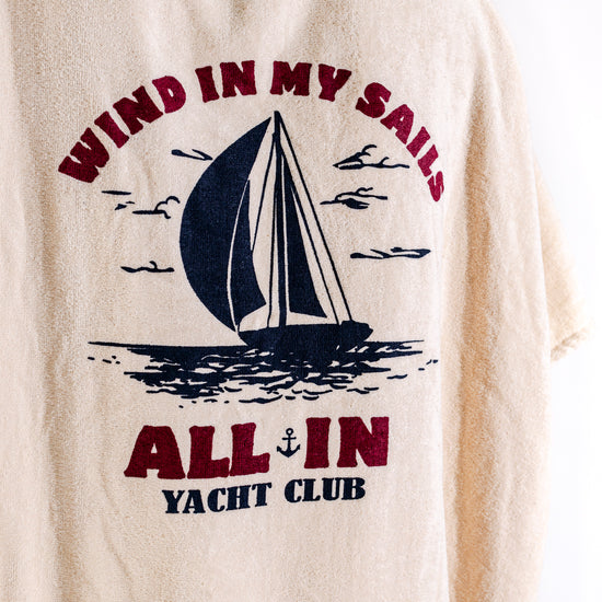 Poncho ALL-IN Yacht Club "Wind in My Sails" – détail broderie dos – éponge coton