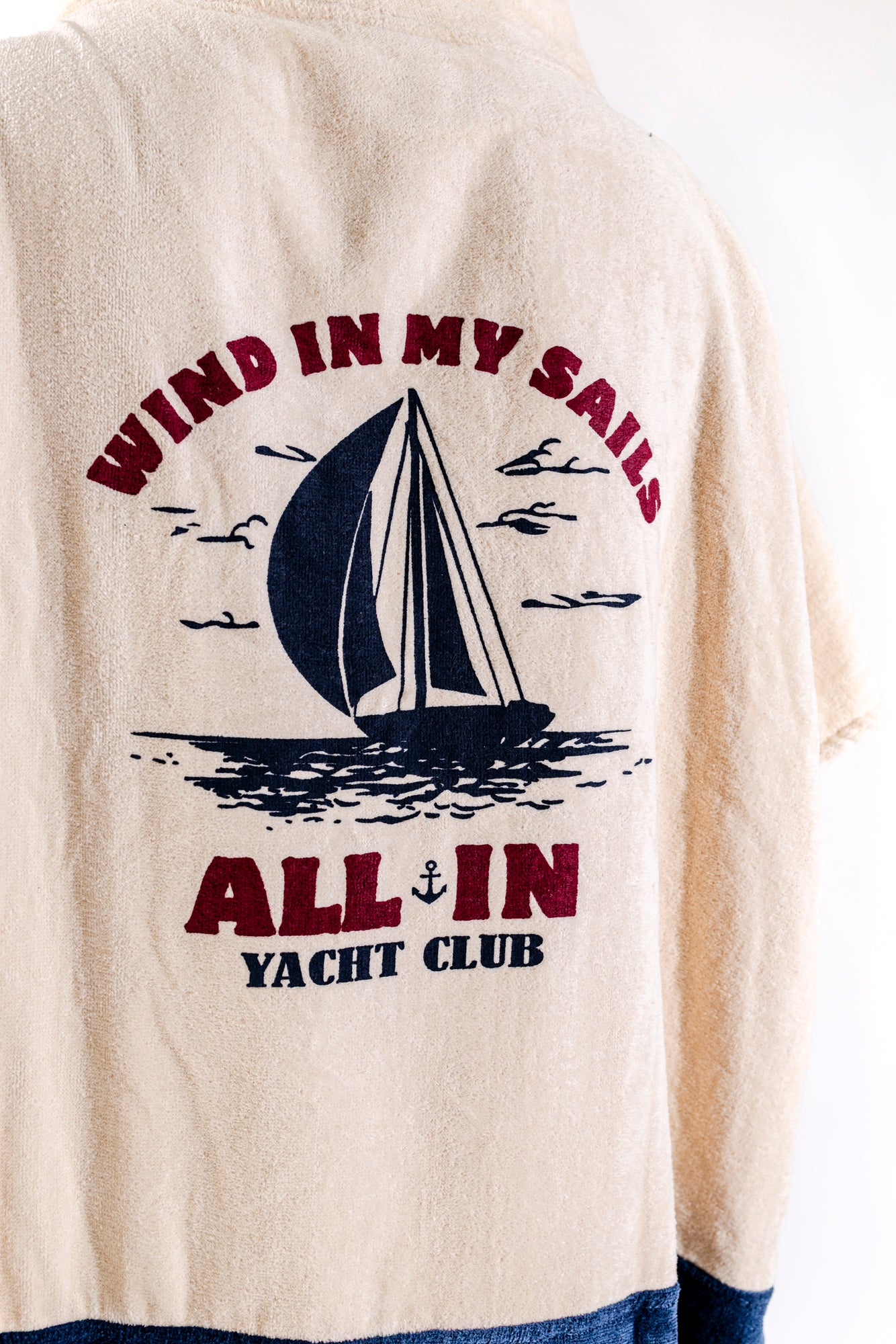 Poncho ALL-IN Yacht Club "Wind in My Sails" – détail broderie dos – éponge coton