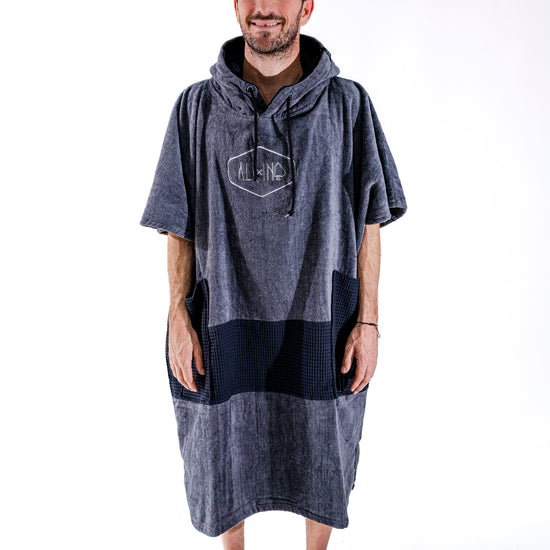 Poncho surf adulte ALL-IN Black Charcoal vue de face, coloris gris chiné, poches et bande waffle noir