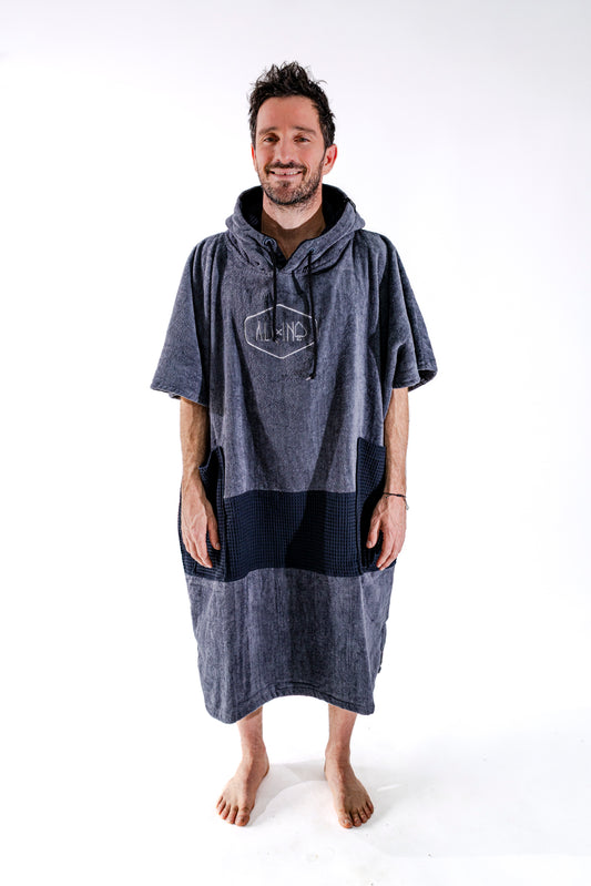 Poncho surf adulte ALL-IN Black Charcoal vue de face, coloris gris chiné, poches et bande waffle noir