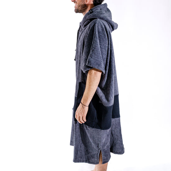 Poncho surf adulte ALL-IN Black Charcoal vue de profil, coupe V-Shape ample, bande waffle noire