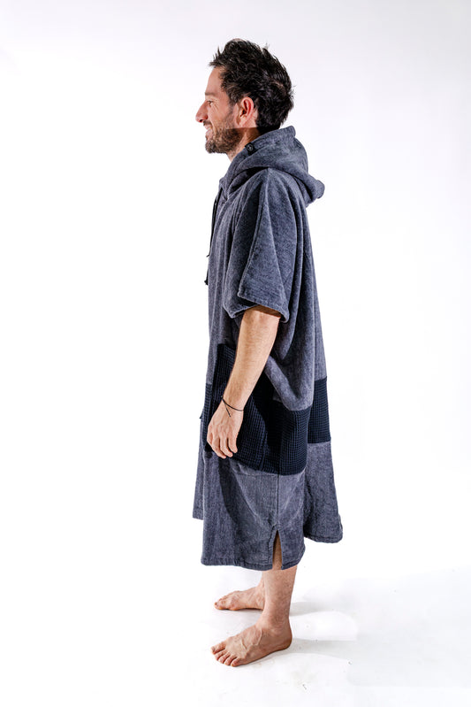 Poncho surf adulte ALL-IN Black Charcoal vue de profil, coupe V-Shape ample, bande waffle noire