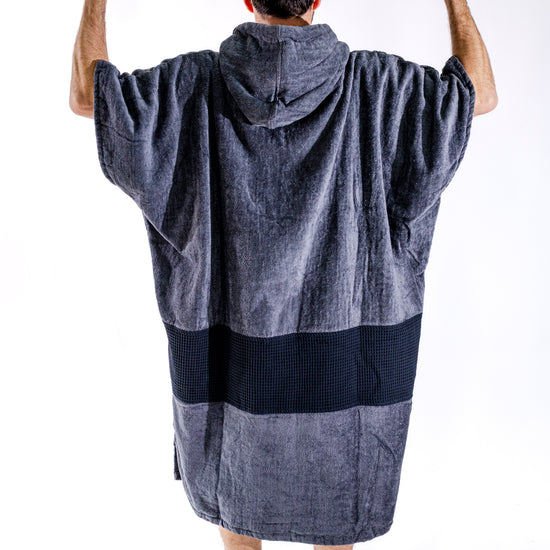 Dos du poncho surf adulte ALL-IN Black Charcoal, capuche protectrice noire, coloris gris chiné