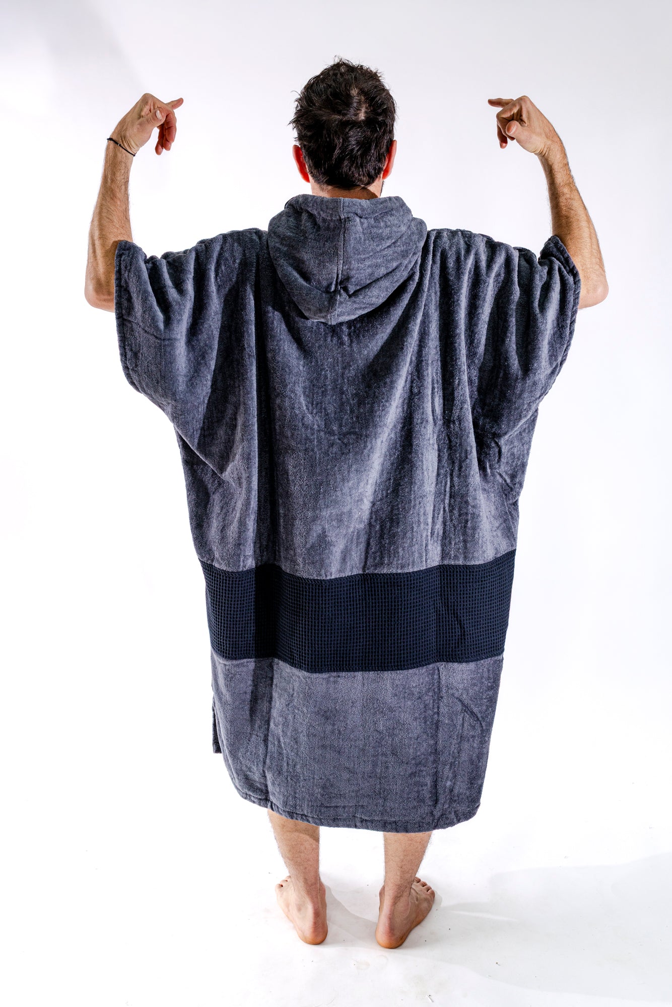 Dos du poncho surf adulte ALL-IN Black Charcoal, capuche protectrice noire, coloris gris chiné