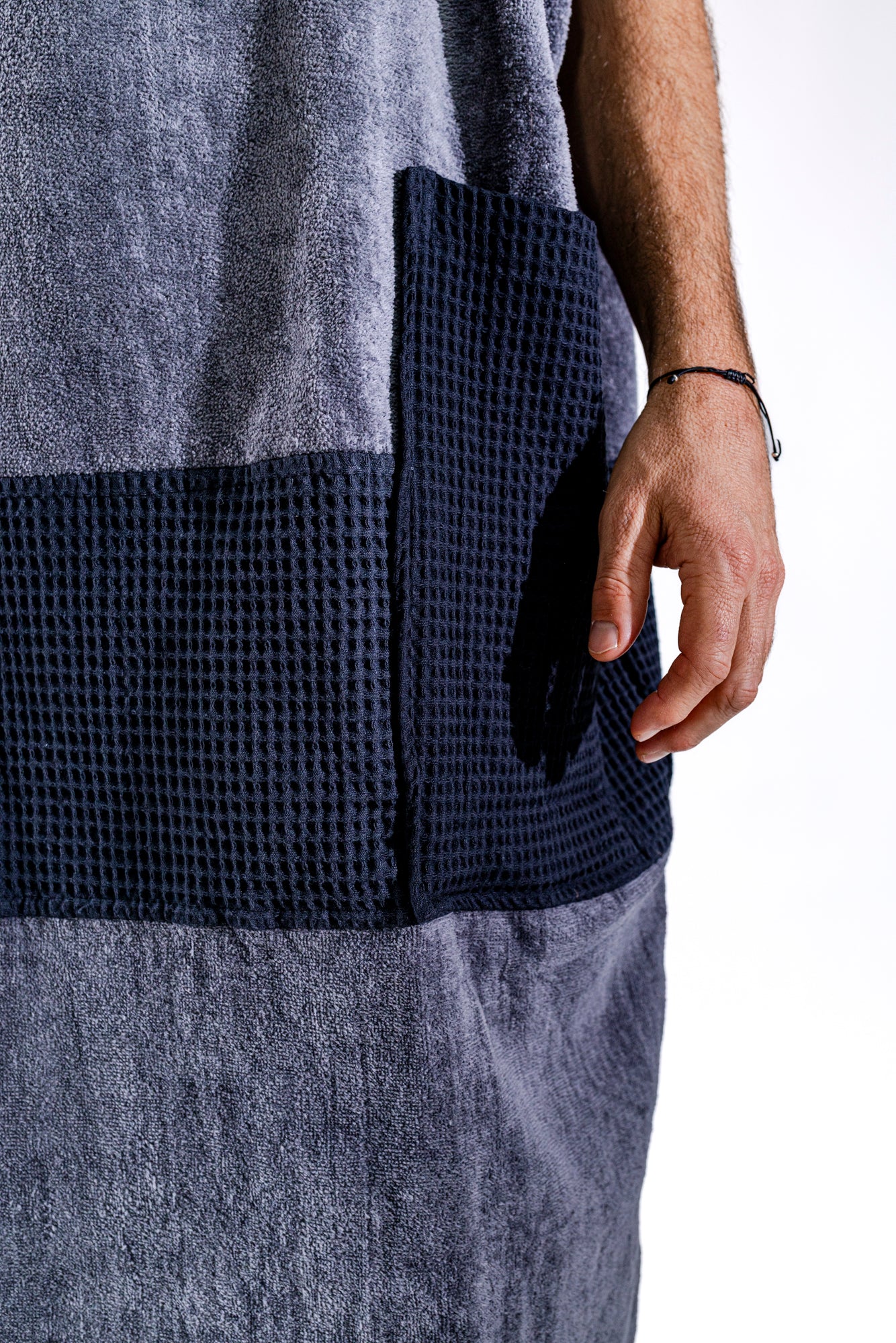 Détail poches et bande waffle noires du poncho surf adulte ALL-IN Black Charcoal, 100% coton éponge