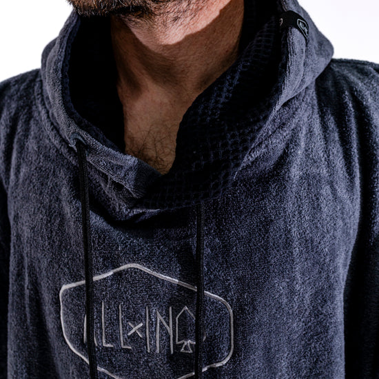 Détail logo ALL-IN brodé et col du poncho surf adulte Black Charcoal, capuche doublée noire