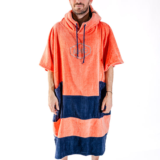 Poncho surf adulte ALL-IN Orange vue de face, coloris orange vif et bande marine, poches marines