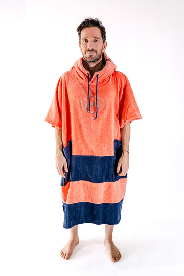 Poncho surf adulte ALL-IN Orange vue de face, coloris orange vif et bande marine, poches marines