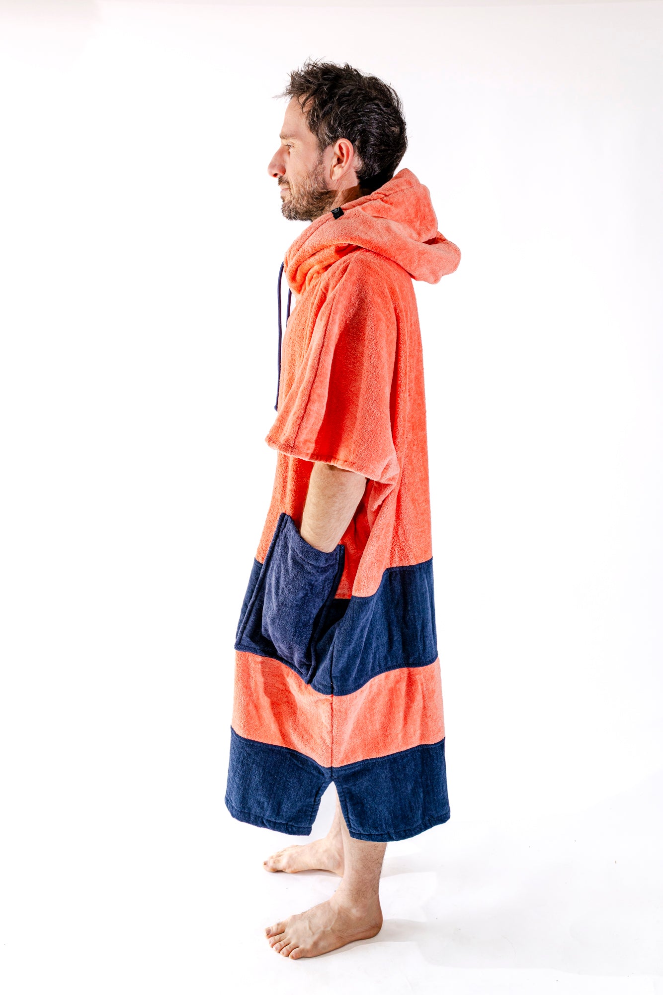 Poncho surf adulte ALL-IN Orange vue de profil, coupe V-Shape, bicolore orange et marine