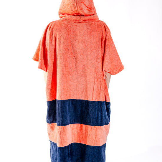 Dos du poncho surf adulte ALL-IN Orange, capuche protectrice orange, bande et poches marine contrastées