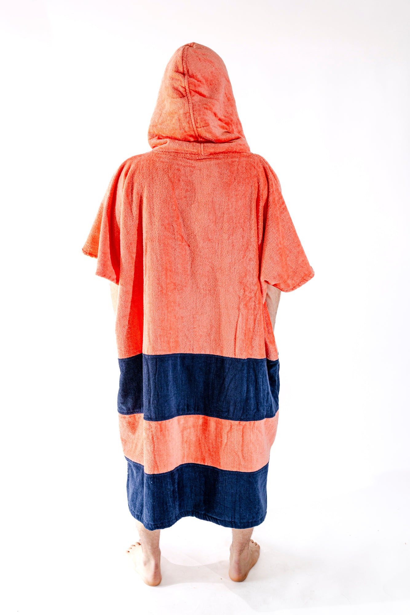 Dos du poncho surf adulte ALL-IN Orange, capuche protectrice orange, bande et poches marine contrastées