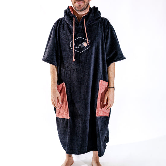 Poncho surf adulte ALL-IN Black Terra vue de face, coloris noir et poches terra cotta, logo brodé