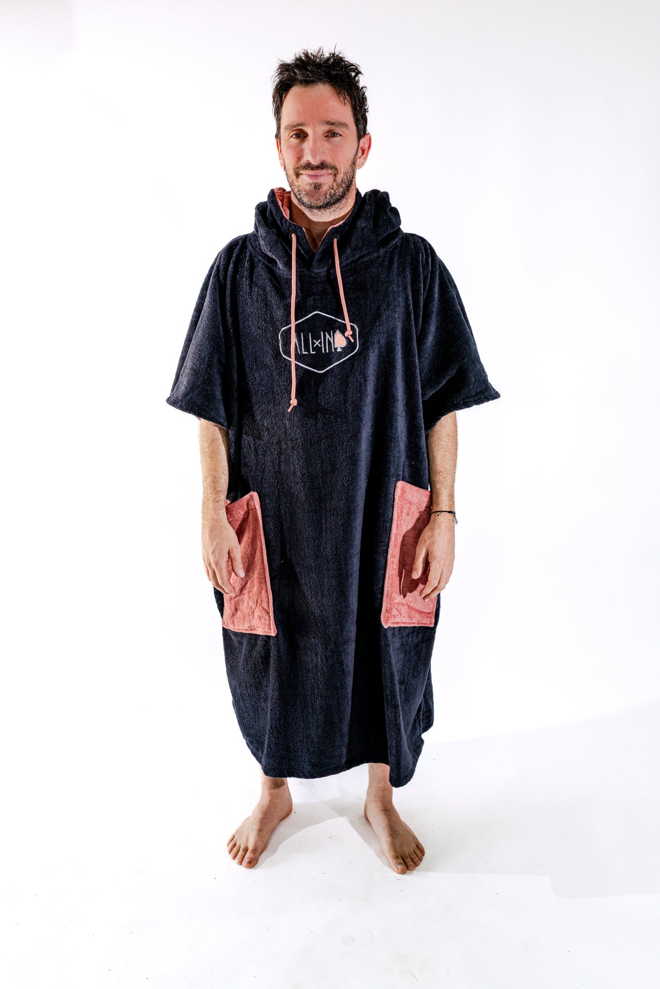 Poncho surf adulte ALL-IN Black Terra vue de face, coloris noir et poches terra cotta, logo brodé