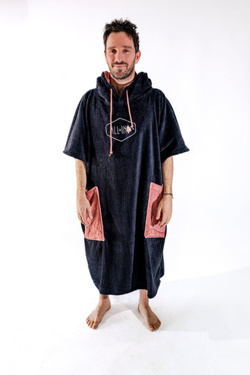 Poncho surf adulte ALL-IN Black Terra vue de face, coloris noir et poches terra cotta, logo brodé