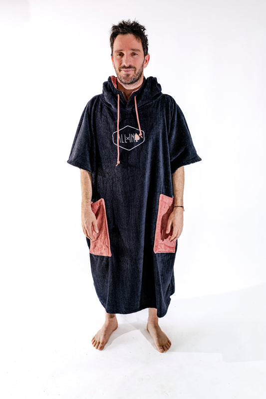 Poncho surf adulte ALL-IN Black Terra vue de face, coloris noir et poches terra cotta, logo brodé