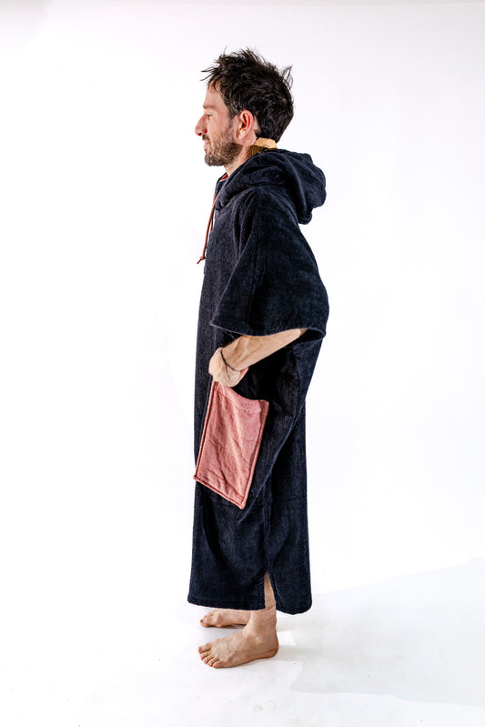 Poncho surf adulte ALL-IN Black Terra vue de profil, coupe V-Shape ample, poches terra cotta