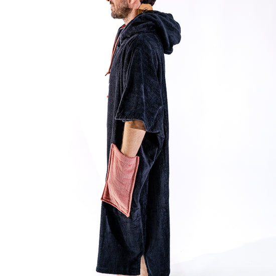 Poncho surf adulte ALL-IN Black Terra vue de profil, coloris bicolore noir et terra cotta contrasté