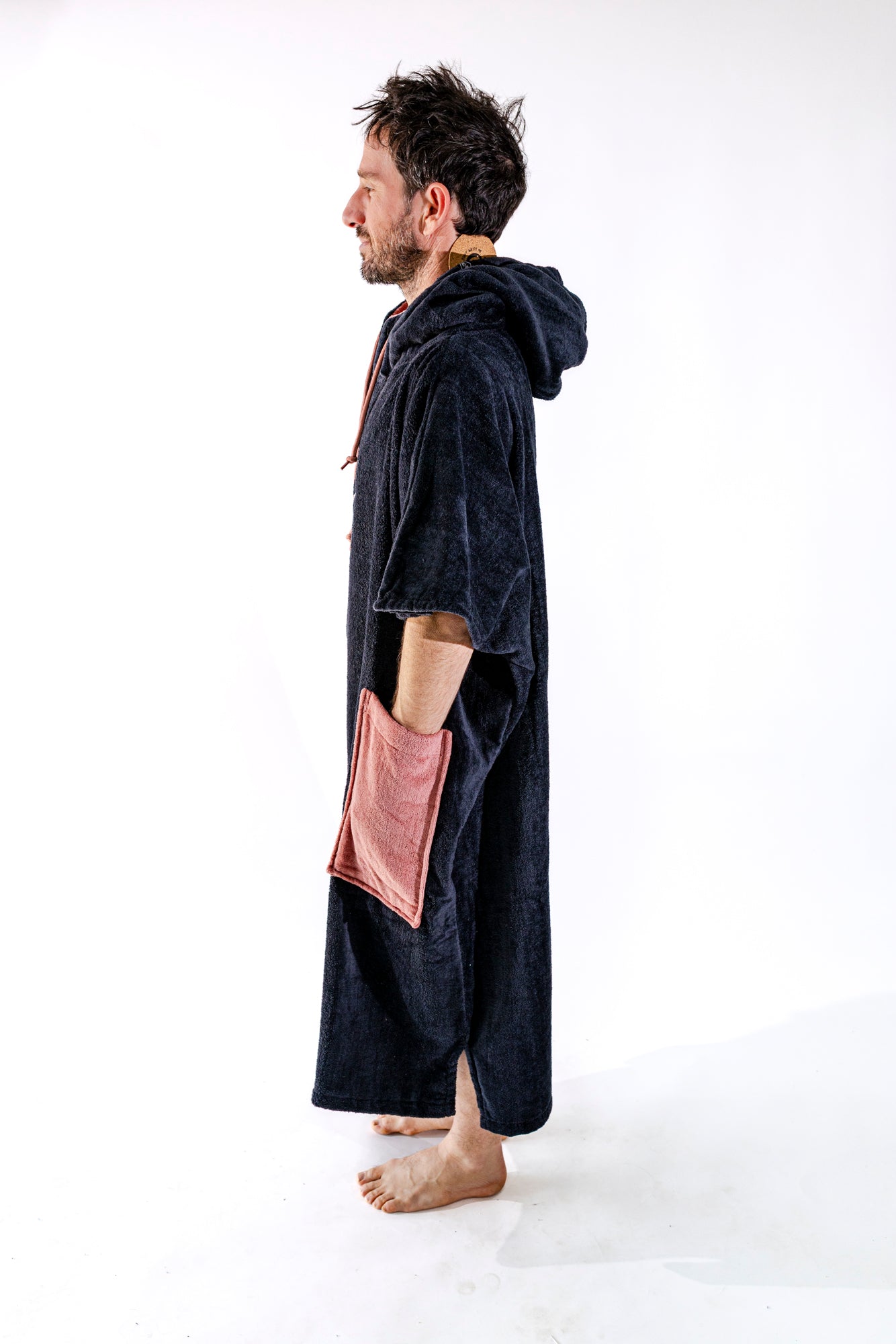 Poncho surf adulte ALL-IN Black Terra vue de profil, coloris bicolore noir et terra cotta contrasté