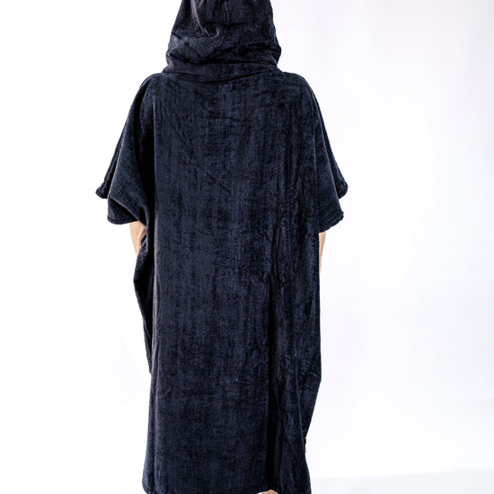 Dos du poncho surf adulte ALL-IN Black Terra, capuche protectrice noire, cordon terra cotta