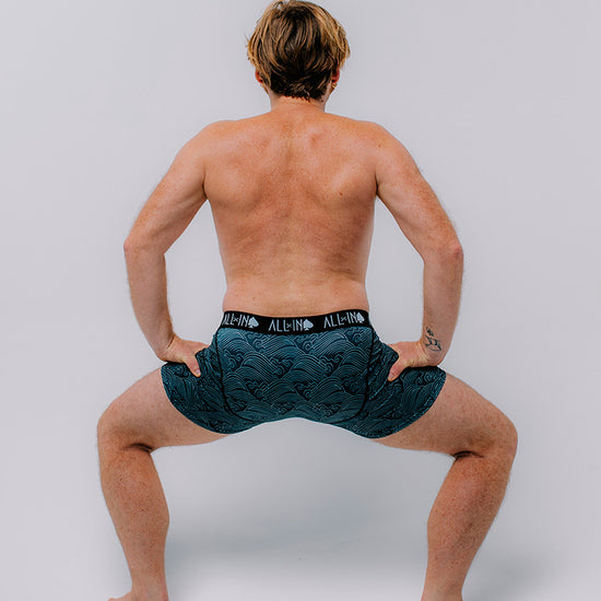 Vue arrière d'un homme portant le boxer Dark Ocean en position accroupie montrant l'élasticité et le confort du tissu