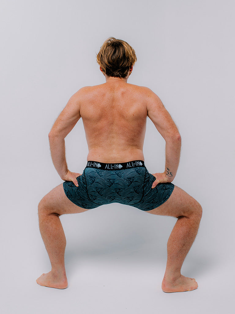 Vue arrière d'un homme portant le boxer Dark Ocean en position accroupie montrant l'élasticité et le confort du tissu