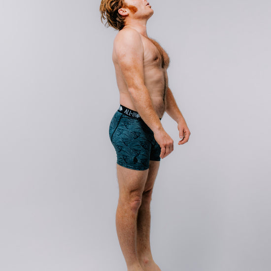 Vue de profil d'un homme portant le boxer Dark Ocean montrant la coupe ajustée et le maintien de la ceinture élastique large