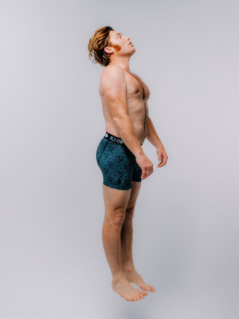 Vue de profil d'un homme portant le boxer Dark Ocean montrant la coupe ajustée et le maintien de la ceinture élastique large