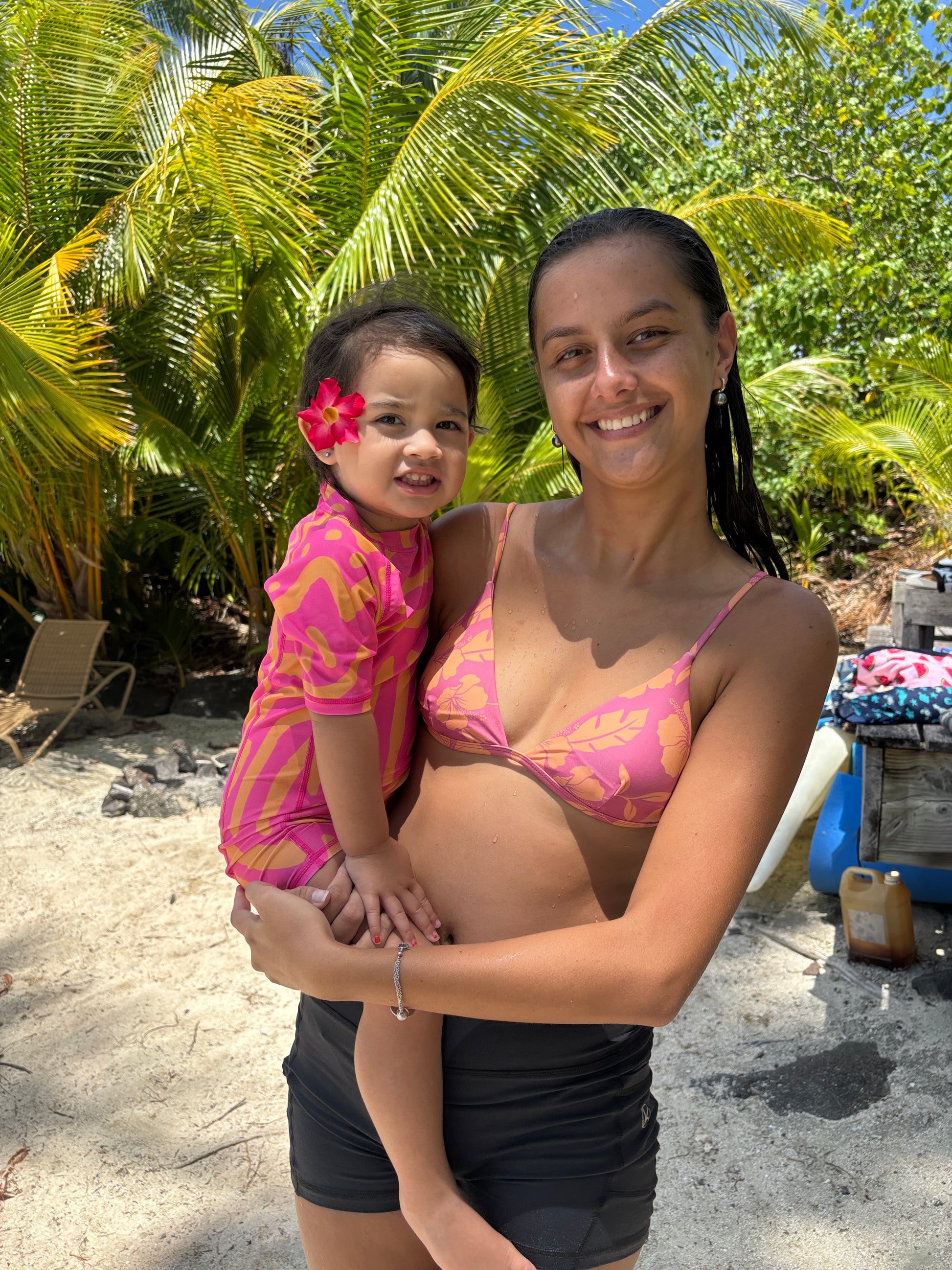  Enfant dans les bras de sa maman portant la combinaison Matis Rose ALL-IN à motif animal print rose