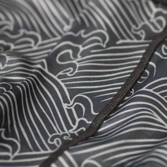 Gros plan sur la maille extensible en polyester recyclé du boxer Dark Ocean