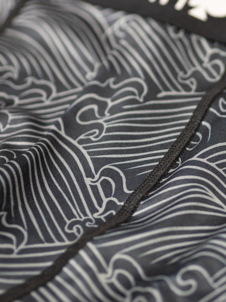 Gros plan sur la maille extensible en polyester recyclé du boxer Dark Ocean