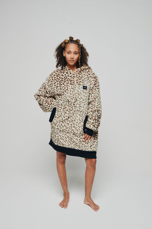 Poncho plaid léopard adulte ALL-IN de face avec grande poche kangourou et doublure sherpa