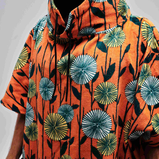 Gros plan sur la capuche doublée et ajustable avec lien coulissant du poncho de surf ALL-IN Dandelion orange