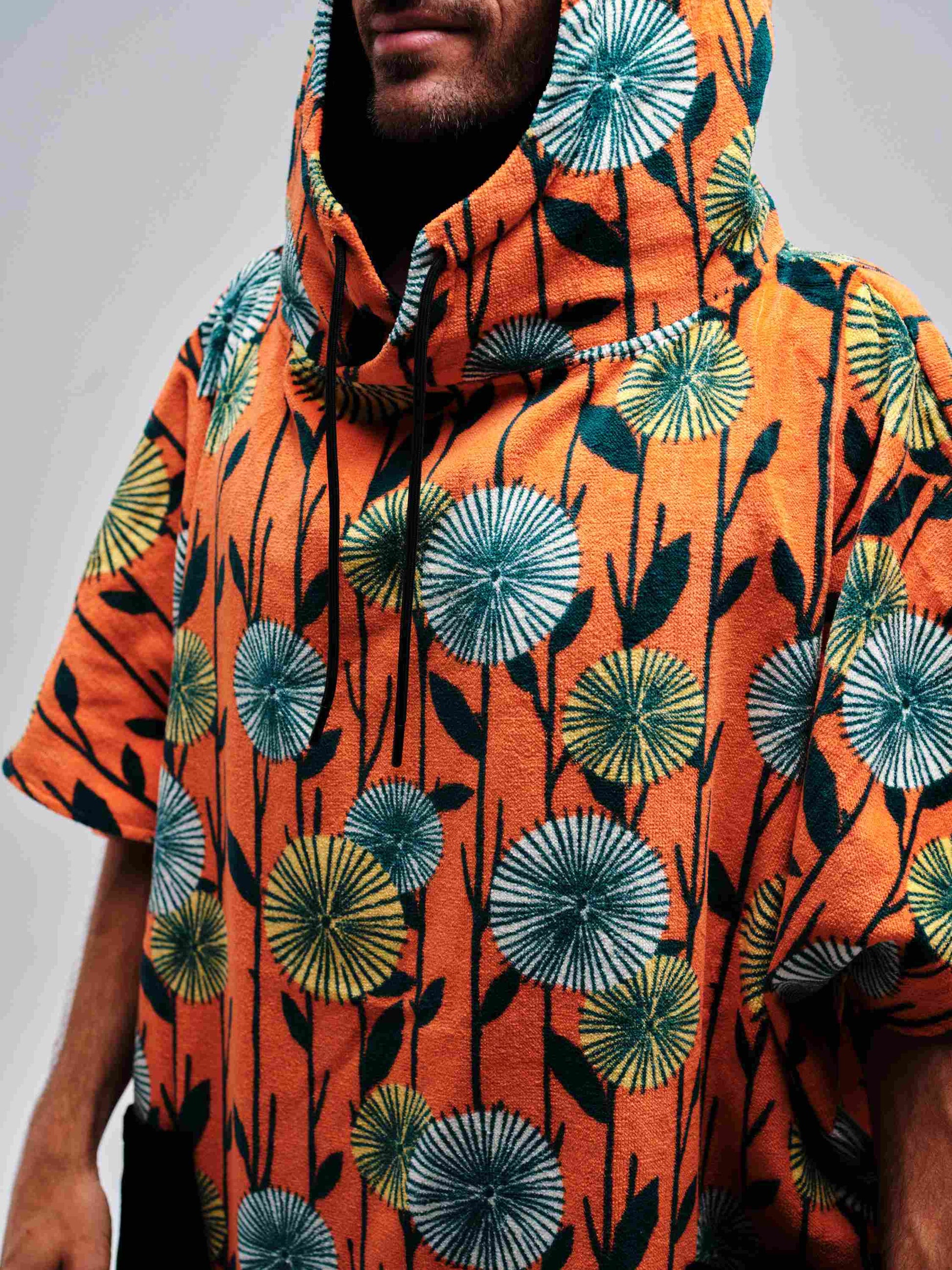 Gros plan sur la capuche doublée et ajustable avec lien coulissant du poncho de surf ALL-IN Dandelion orange