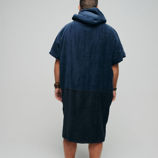 Vue arrière du poncho de change Blue Surf ALL-IN mettant en avant la protection thermique du dos et de la capuche