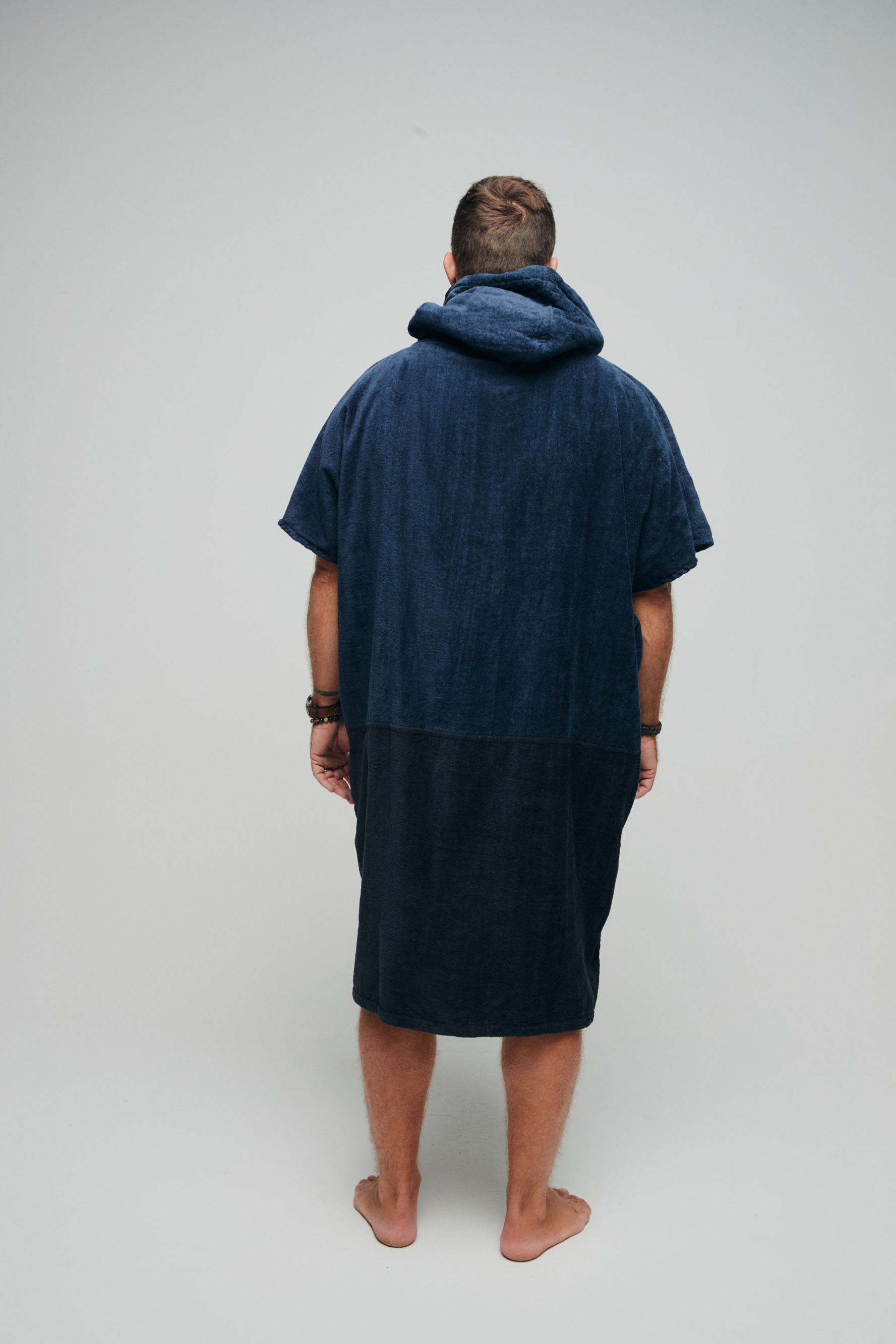 Vue arrière du poncho de change Blue Surf ALL-IN mettant en avant la protection thermique du dos et de la capuche