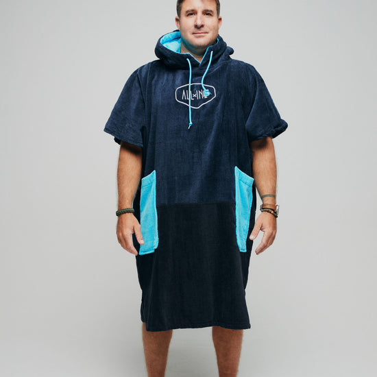 Poncho de surf adulte ALL-IN coupe V-Shape modèle Blue Surf bleu marine et turquoise, vue de face.