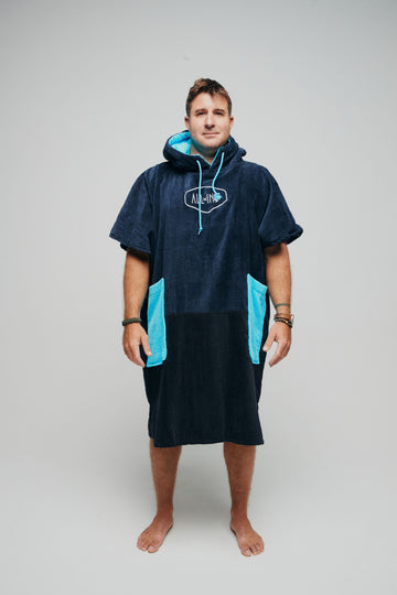 Poncho de surf adulte ALL-IN coupe V-Shape modèle Blue Surf bleu marine et turquoise, vue de face.