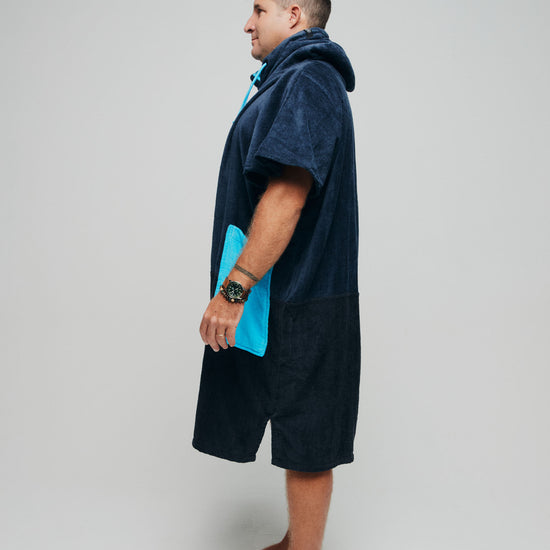 Vue de profil du poncho surf Blue Surf ALL-IN montrant la coupe large et les ouvertures pour les bras