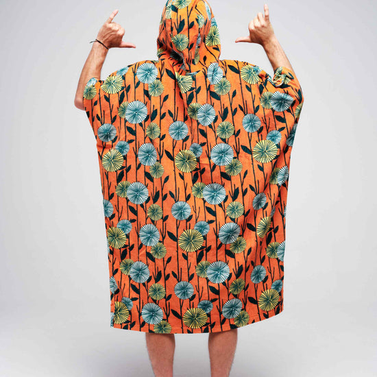 Vue de dos du poncho de surf adulte Dandelion montrant la coupe large en V et les motifs floraux