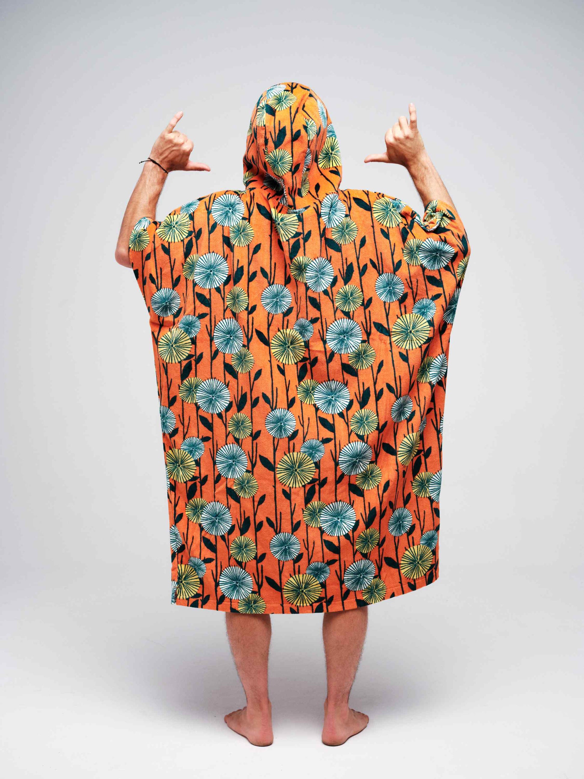 Vue de dos du poncho de surf adulte Dandelion montrant la coupe large en V et les motifs floraux
