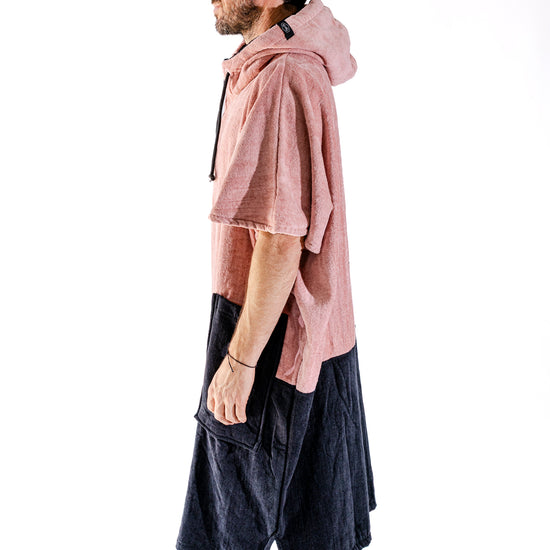 Poncho surf V-Shape ALL-IN Kaï Surf, vue de profil, coupe ample pour se changer après le surf