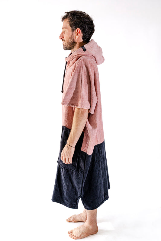 Poncho surf V-Shape ALL-IN Kaï Surf, vue de profil, coupe ample pour se changer après le surf