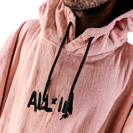 Zoom logo ALL-IN brodé sur poncho surf coton éponge rose poudré collection Kaï