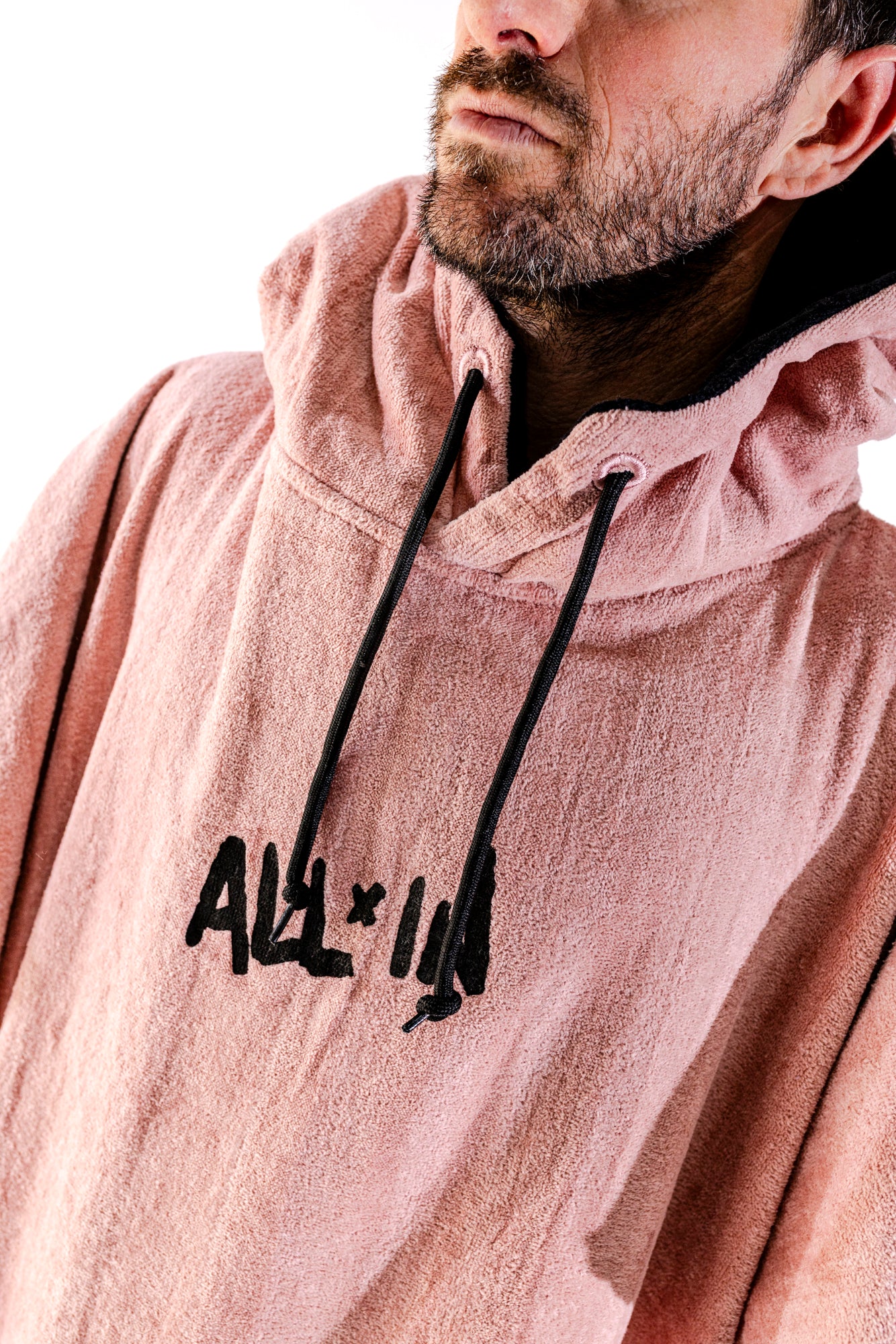 Zoom logo ALL-IN brodé sur poncho surf coton éponge rose poudré collection Kaï